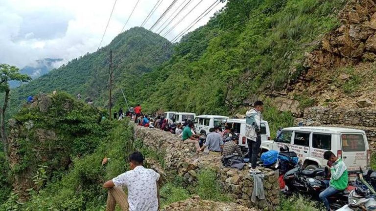 लामो दुरीका सवारी साधन काठमाडौं उपत्यकामै होल्ड, सबै नाका बन्द