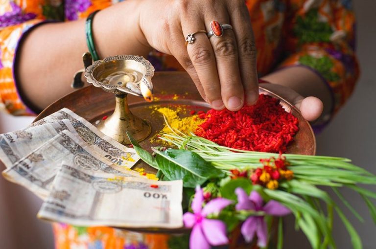 बडा दशैंको मुख्य दिन आज ः कता फर्केर लगाउने टिका ? यस्तो छ शुभ साइत र टिका विधि