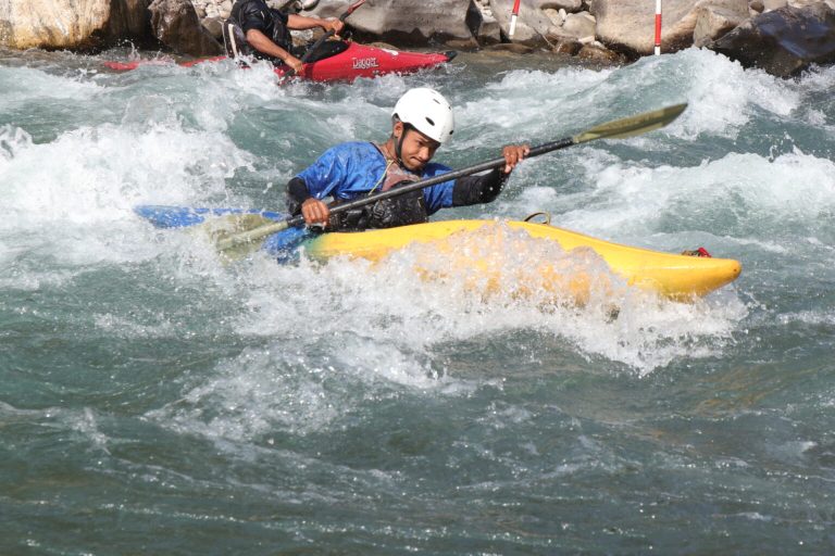 गर्मी छल्न नदीतिर: सुनकोशीमा राफ्टिङको चहलपहल बढ्दै (तस्बिरहरू)