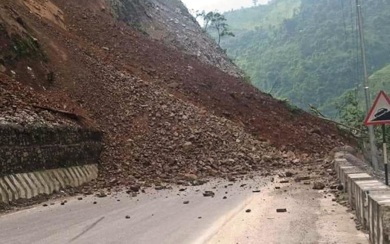 लगातारको वर्षाले देशभरका मुख्य सडक अवरुद्ध, बाढी-पहिरोले यातायात प्रभावित