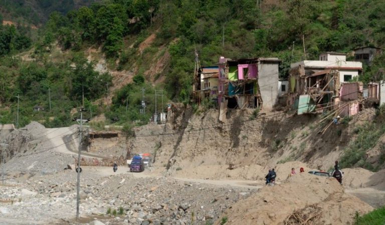 देशभरका मुख्य राजमार्गमा बाढी र पहिरोको कहर, कहाँ कहाँ छ अवरोध? (पूर्ण विवरण)