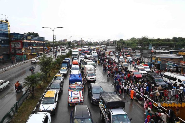 यातायात व्यवसायीले सरकारलाई दियो भाडा बढाउन अल्टिमेटम, नबढाए देशभरका गाडी ठप्प पारिने