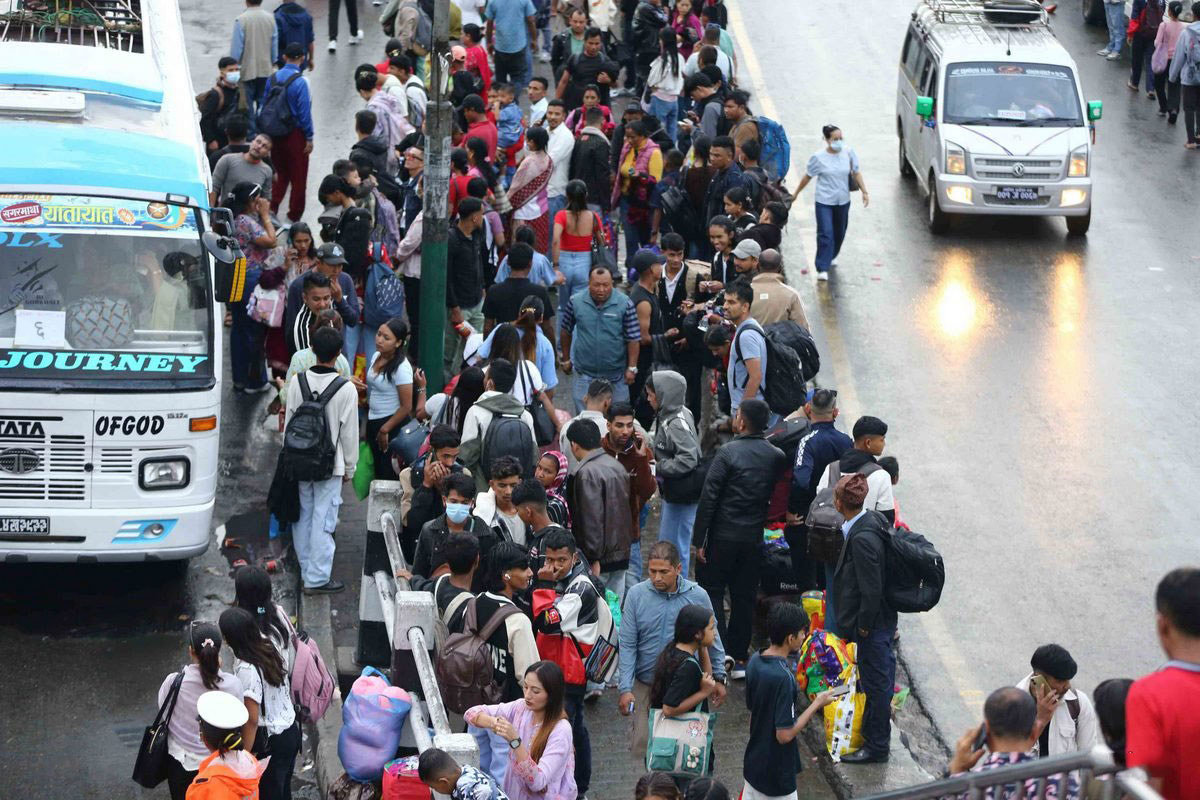 काठमाडौँ छाड्नेको बिहानैदेखि भीड, तस्बिरहरू