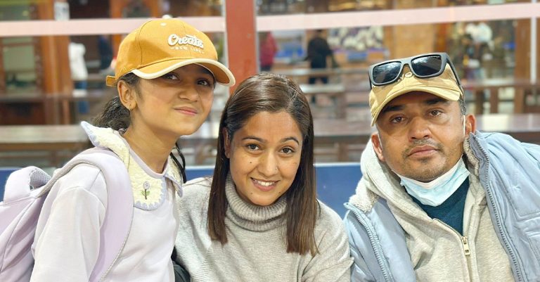 ‘एक्स्ट्रा अर्डिनरी’ भिसामा धुर्मुसको सपरिवार अमेरिका सिफ्ट, नेपालमा बाँच्नसक्ने आधार नभेटेपछि यो निर्णय गर्यौँ: धुर्मुस