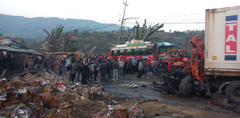 धादिङमा सात वटा गाडी ठोक्किँदा २ जनाको मृत्यु, ३३ घाइते