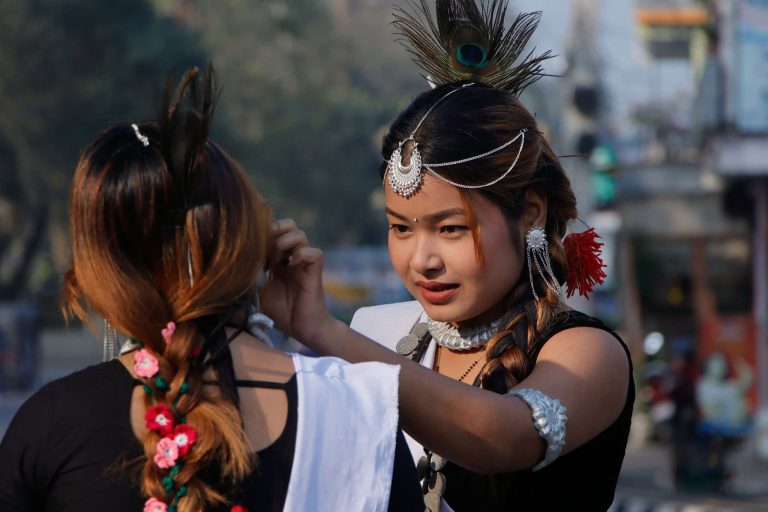 मौलिक भेषभूषामा सजिए थारु महिला (तस्बिरहरू)