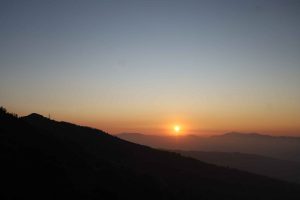 तस्बिरमा हेर्नुहोस् नयाँ वर्ष सन् २०२६ को पहिलो दिन धनकुटाको हिलेमा भएको सूर्योदय