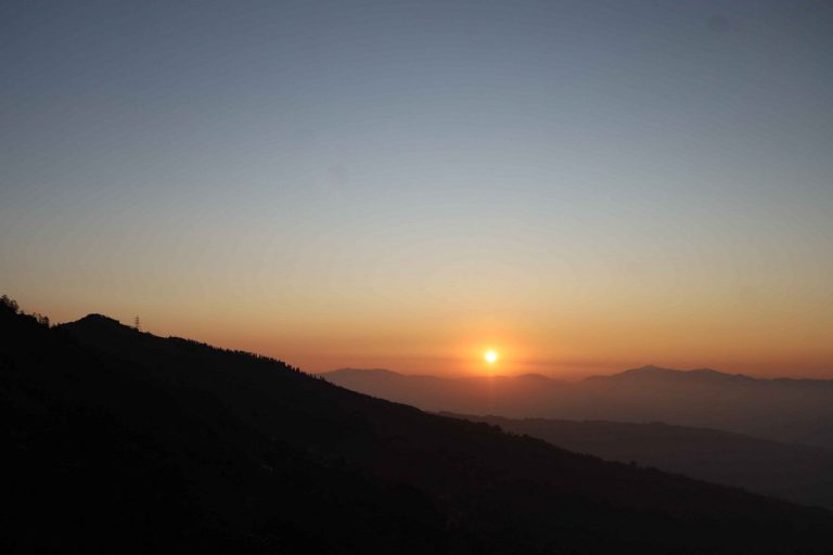 तस्बिरमा हेर्नुहोस् नयाँ वर्ष सन् २०२६ को पहिलो दिन धनकुटाको हिलेमा भएको सूर्योदय