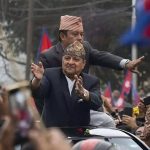 अभिवादन फर्काउँदै फर्किए पूर्वराजा ज्ञानेन्द्र शाह (तस्बिरहरू)