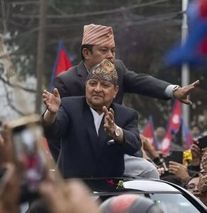 अभिवादन फर्काउँदै फर्किए पूर्वराजा ज्ञानेन्द्र शाह (तस्बिरहरू)