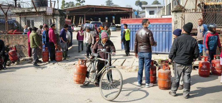 ग्यास भण्डारण नहुँदा उपभोक्तालाई सास्ती