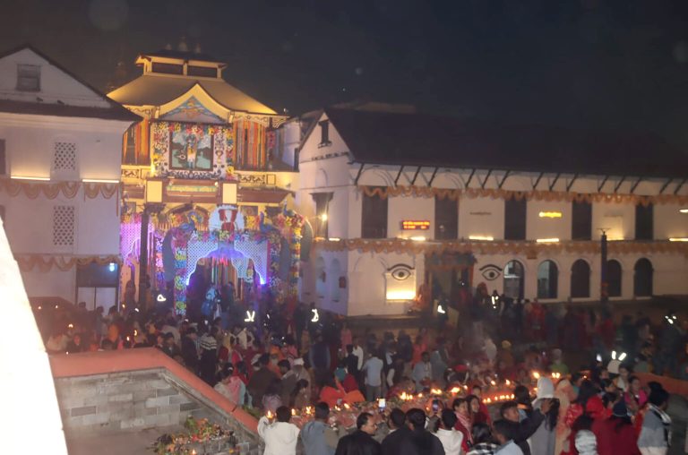महाशिवरात्रि: रातभर बन्द भएनन् पशुपतिनाथका चारै ढोका, मध्यराति पनि भक्तजनको चाप उस्तै