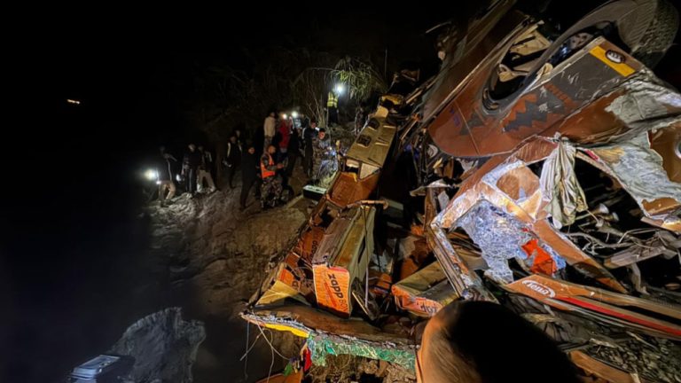 पोखराबाट काठमाडौं आउँदै गरेको बस धादिङमा दुर्घटना : कम्तीमा १७ जनाको मृत्यु, ४६ जना घाइते