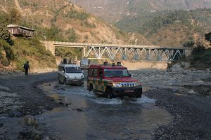 बिपी राजमार्गमा प्रहरीद्वारा सवारी सञ्चालनमा रोक