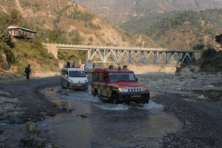 बिपी राजमार्गमा प्रहरीद्वारा सवारी सञ्चालनमा रोक