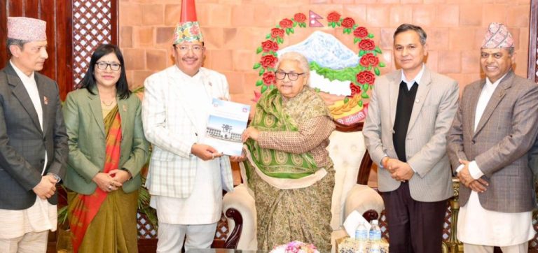 निर्वाचन आयोगले प्रधानमन्त्रीलाई पेश गर्‍यो प्रतिवेदन