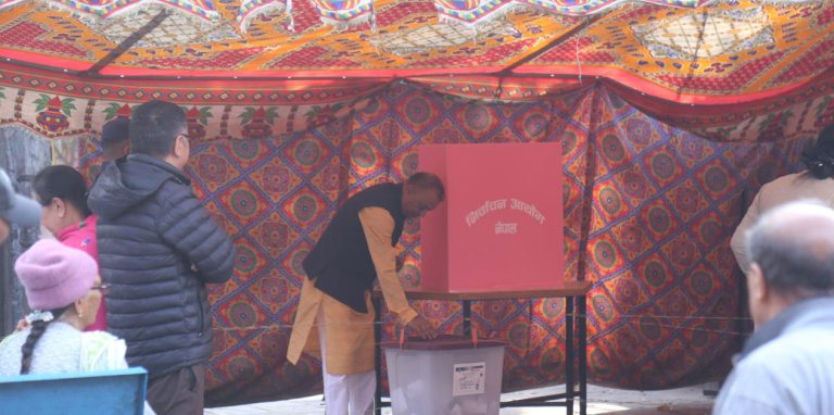 नेपाली काँग्रेसका सभापति थापाले गरे मतदान