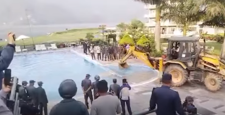 फेवाताल किनारको मापदण्ड विपरीत निर्मित ‘वाटर फ्रन्ट रिसोर्ट’मा चल्यो डोजर