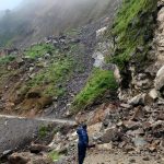 महभिरमा लेदोसहितको पहिरो खसेपछि बेनी–जोमसोम सडक अवरुद्ध, बीचबाटेमै रोकिए सवारीसाधन