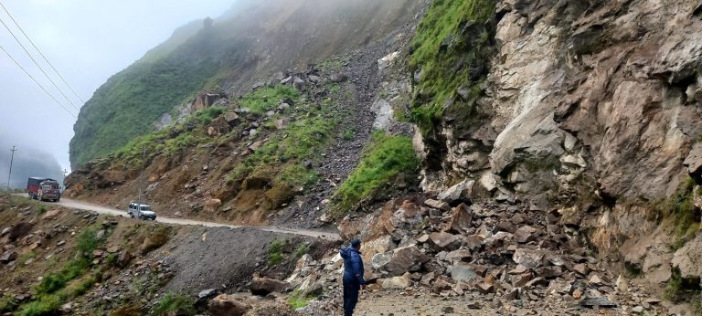 महभिरमा लेदोसहितको पहिरो खसेपछि बेनी–जोमसोम सडक अवरुद्ध, बीचबाटेमै रोकिए सवारीसाधन