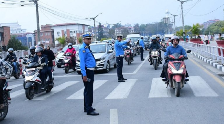 काठमाडौँमा २४ घण्टामा २५ सय ९८ सवारी चालक परे ट्राफिक कारबाहीमा