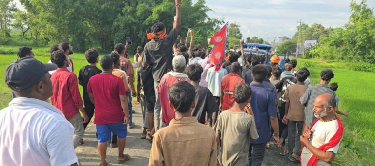 गृहमन्त्री पुग्नुअघि सिरहाका मृतक गणेश यादवको घर नजिक तनाव