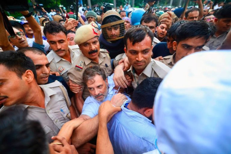 भारतमा युवा आन्दोलनलाई साथ दिँदै विपक्षी दलहरू सडकमा, धरपक्कड गर्दै मोदी सरकार