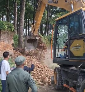 नगरप्रहरीकै शैलीमा राजु पाण्डे- गोकर्ण वनको जग्गामा जबरजस्ती चलाए डोजर, सैनिकसँग वादविवाद