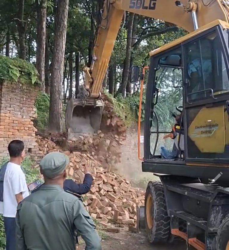 नगरप्रहरीकै शैलीमा राजु पाण्डे- गोकर्ण वनको जग्गामा जबरजस्ती चलाए डोजर, सैनिकसँग वादविवाद