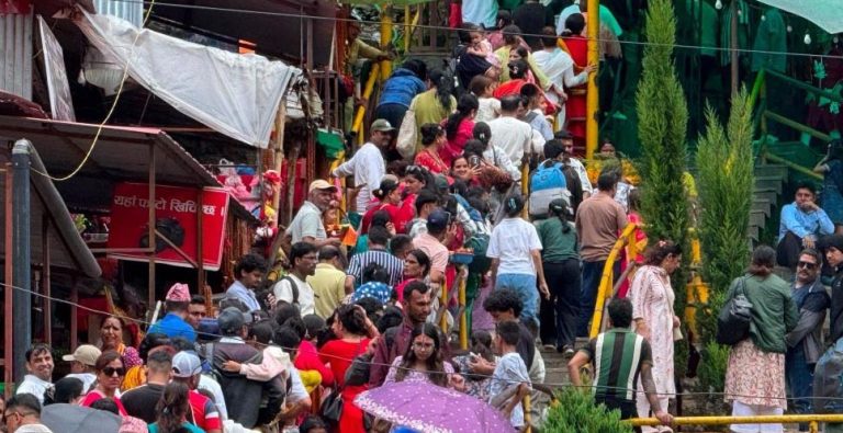 दुप्चेश्वर महादेव मन्दिरमा श्रद्धालुको भीड