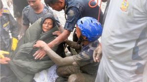बाढी आएको ११ दिनपछि यसरी घरको चौथो तलाबाट उद्धार गरिइन् ५५ वर्षकी चण्डिका
