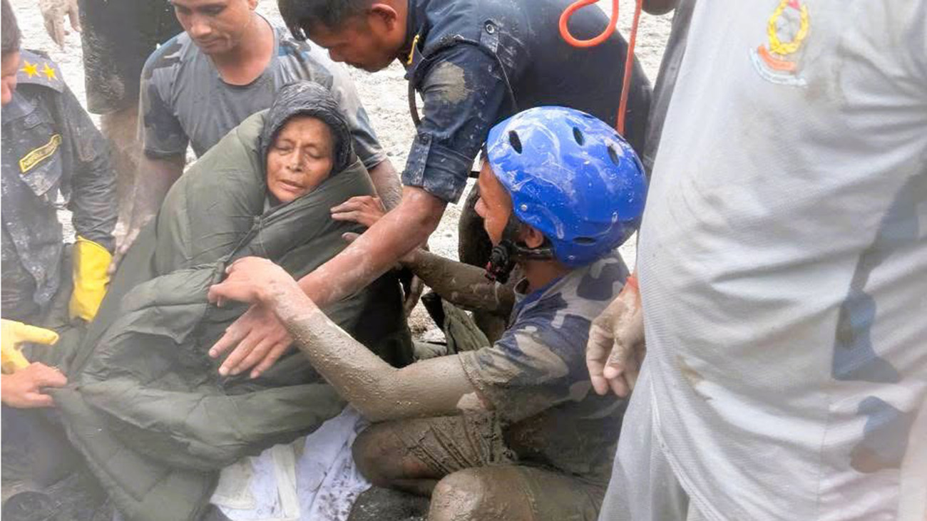 बाढी आएको ११ दिनपछि यसरी घरको चौथो तलाबाट उद्धार गरिइन् ५५ वर्षकी चण्डिका