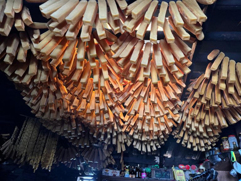 छुर्पीले फेरियो चौँरीगोठको जीवन