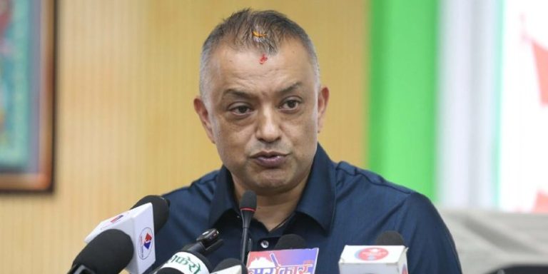 गगनले पन्छाए सबै बाधा, देउवा छाडेका नेता सानेपा पुग्दा अंकमाल र जय नेपाल