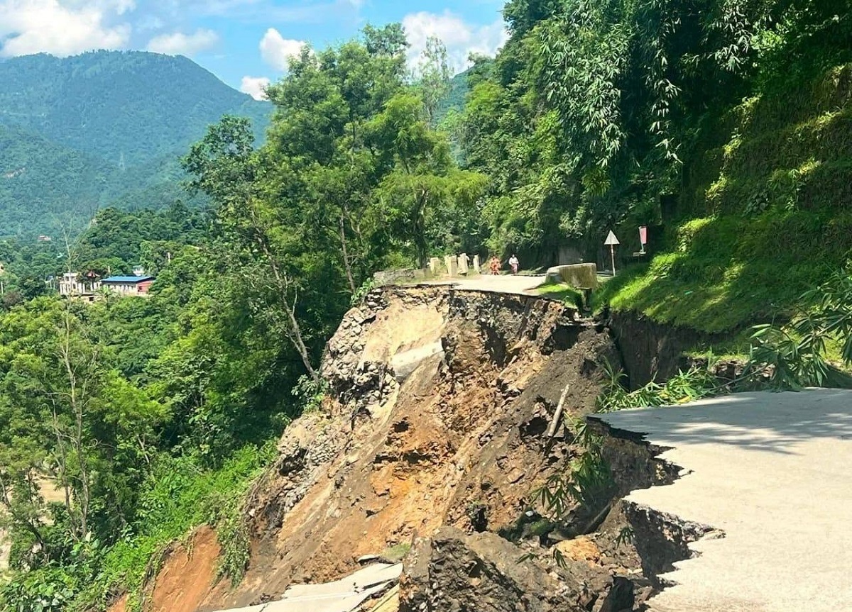 बाढीपहिरोले देशका मुख्य राजमार्ग अवरुद्ध, वैकल्पिक मार्ग प्रयोग गर्न आग्रह
