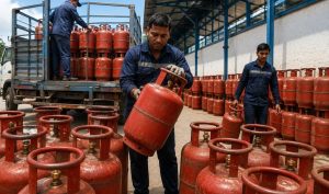 उपत्यका बाहिर ‘बोटलिङ’ गरी खानापकाउने ‘एलपि ग्यास’ ढुवानी गरिँदै