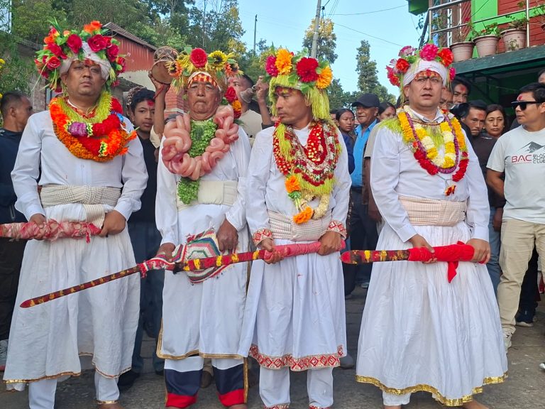 दोलखामा खड्गजात्रा सम्पन्न, महिषासुर बधको कथा जिवन्तउपेन्द्र प्रधान, दोलखा ।